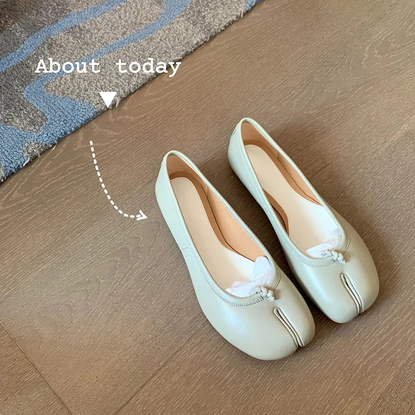 Women Leather Split Toe Design Flat Shoes Shallow Mouth Comfortable Loafers Shoes Outdoor Casual Fashionable Low Top Women Shoes