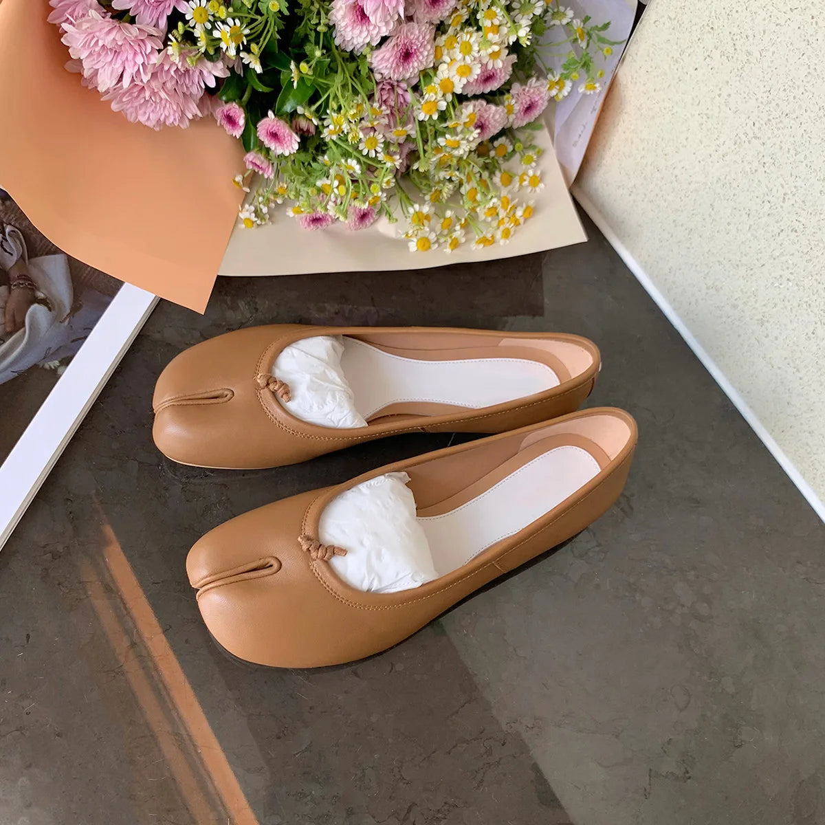 Women Leather Split Toe Design Flat Shoes Shallow Mouth Comfortable Loafers Shoes Outdoor Casual Fashionable Low Top Women Shoes